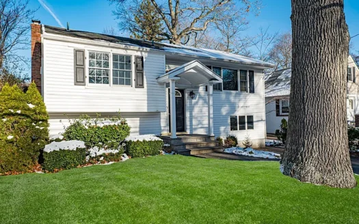 Your New Home Awaits! 3BR/2BA House in Huntington