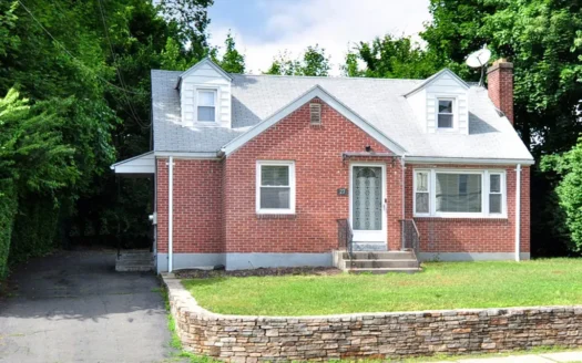 Charming 2-Bed, 1.5-Bath Apartment in the Heart of New Britain – Must See!