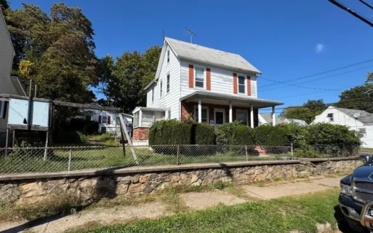 Great Investment! 3 Bed, 1 Bath Apartment in Bridgeport