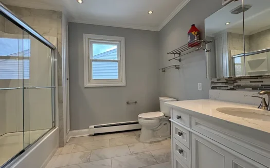 Lovely 3-Bed, 2-Bath Apartment in Heart of Danbury – Great Value!