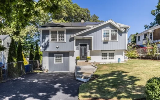 Spacious 3 Bed, 2 Bath Apartment Located in Bridgeport