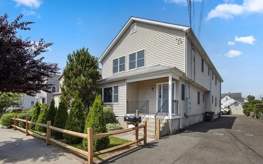 Spacious 3-Bed, 2-Bath Apartment for Rent – Walk to Shops and Restaurants in Stamford