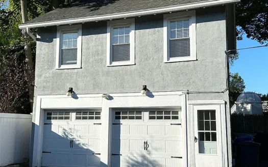 Sunny & Bright 1 Bedroom Apartment with 1 Bath in Huntington