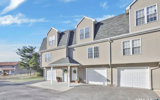 Perfect Starter Home: 3BR/1.5BA Apartment in Desirable Waterbury Location