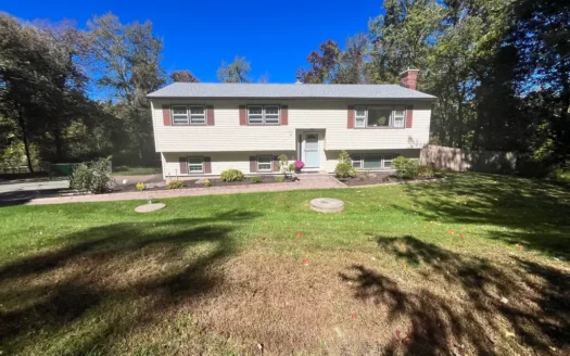 Charming 3-Bed, 2-Bath Apartment for Sale in Danbury – Prime Location!