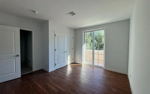 Modern 2 Bed, 2 Bath House for Rent – Prime Huntington Location