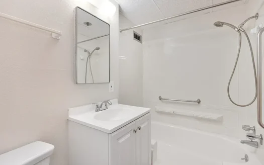 Move-In Ready 2 Bedroom Apartment Close to Downtown Stockton