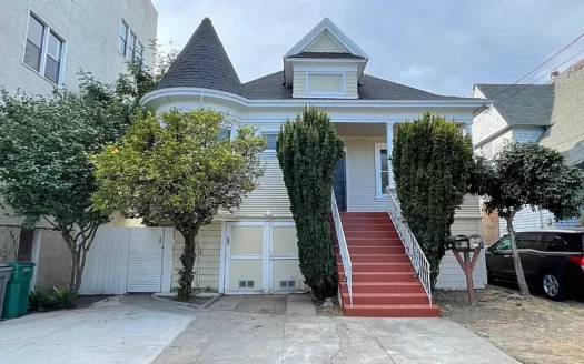 Updated 4BR Oakland Apartment Near Transit & Shops