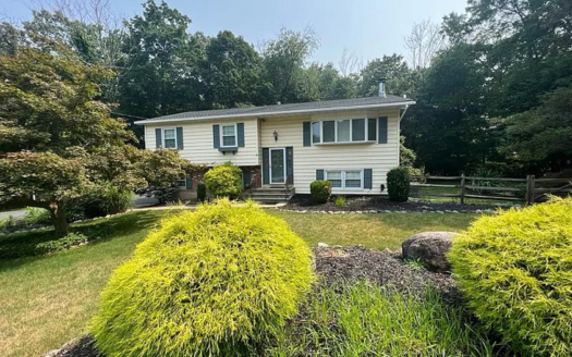 Stunning & Spacious 5BR/3BA Family Home for Rent in Airmont