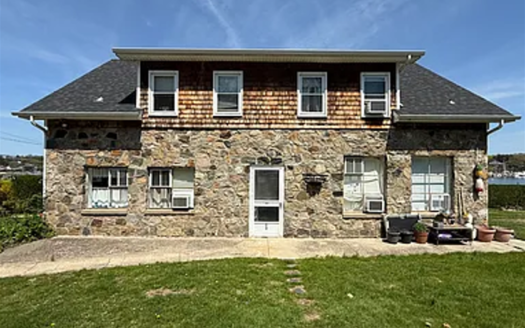 Quiet & Convenient 1 Bed, 1 Bath Rental in Huntington