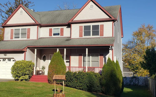 Spacious 5-Bedroom Family Home for Rent in Desirable Huntington